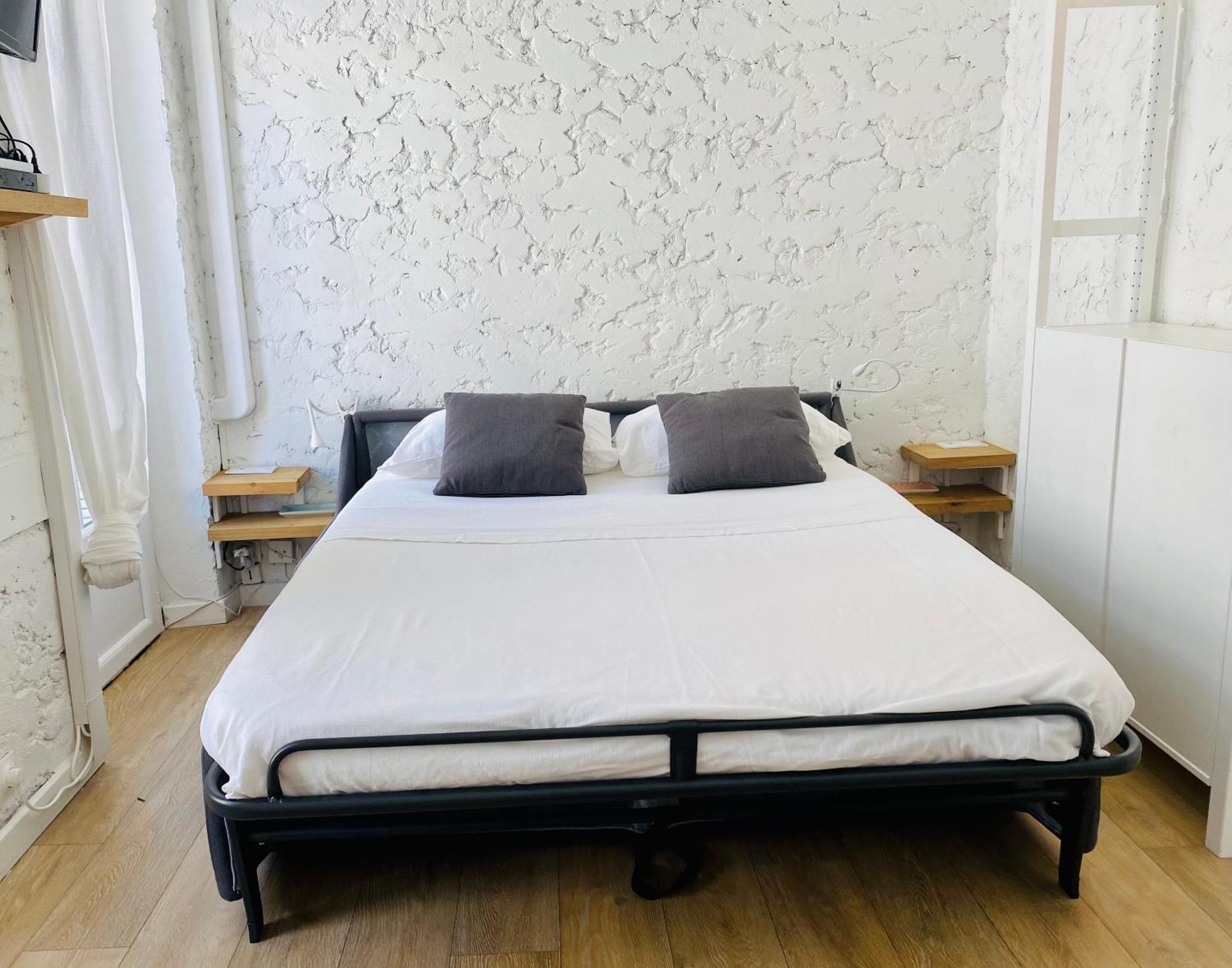 Apartment Equipe-climatise Avec Balcon Au Mourillon A 20m De La Toulon
